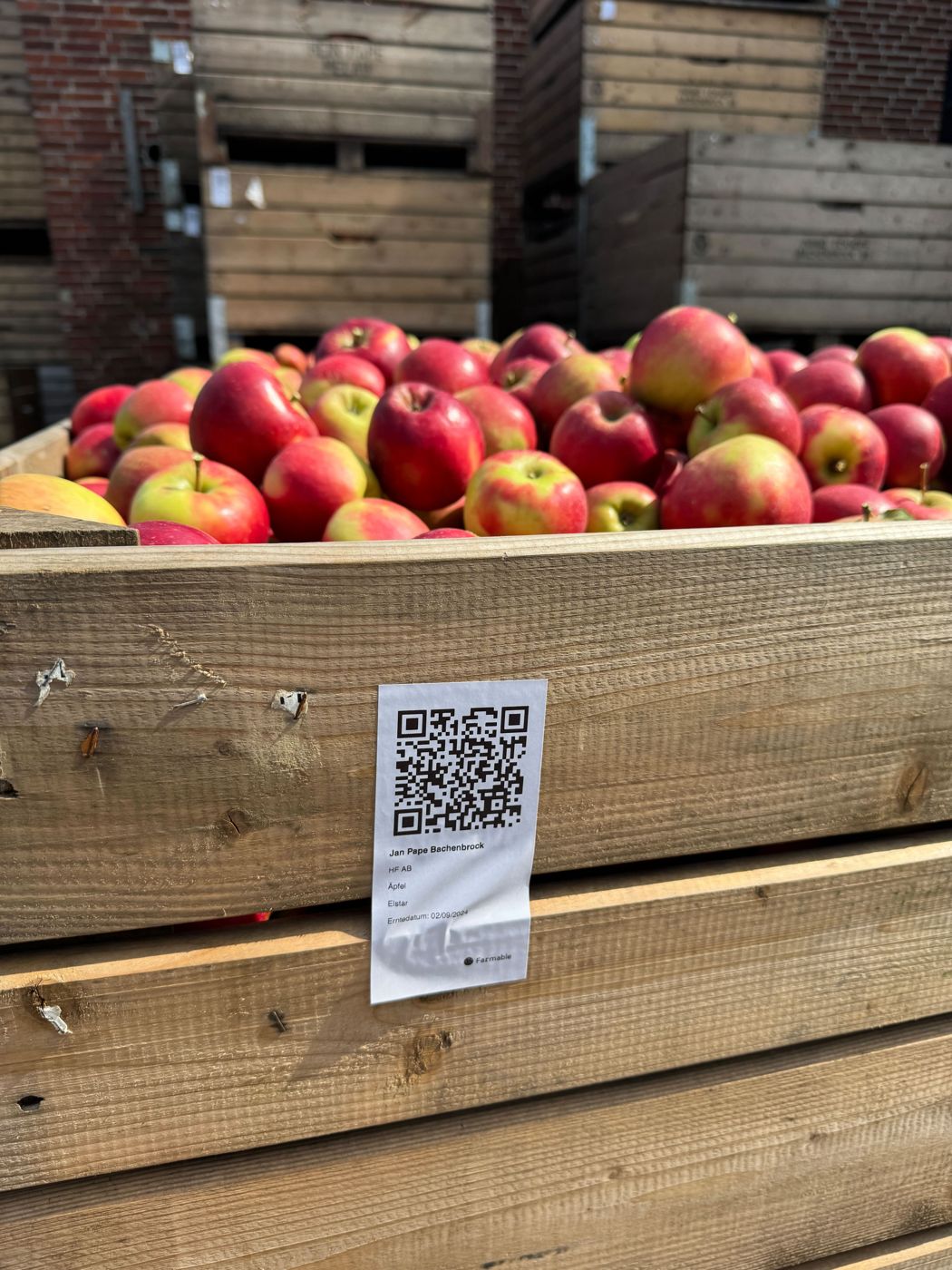 Eplekasse med Farmable-høsteetikett