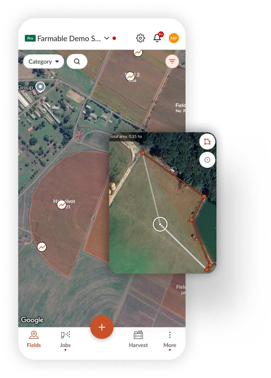 iPad con la vista satellitare di Farmable e un campo evidenziato in arancione